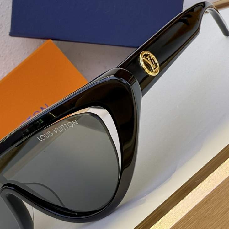 Picture of Louis Vuitton Sunglasses _SKUfw77293687fw